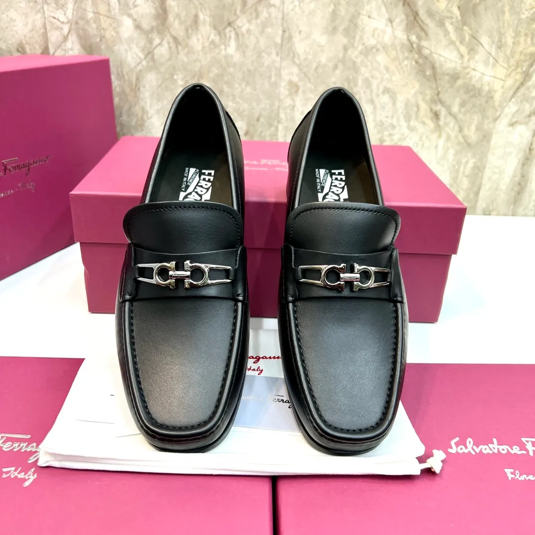 Original quality P780 Brand: Ferragamo Standard size: Men's size 39–44 (38.45 can be customized) Grade: Same style as the official website High-quality men's shoes Material: Customized first-layer calfskin with water-dyed cowhide lining Cowhide tiptoe Original non-slip and wear-resistant rubber outsole Style category: Men's formal business leather shoes are young and fashionable European and American trends British style Casual matching and comfortable feet Color: actual picture